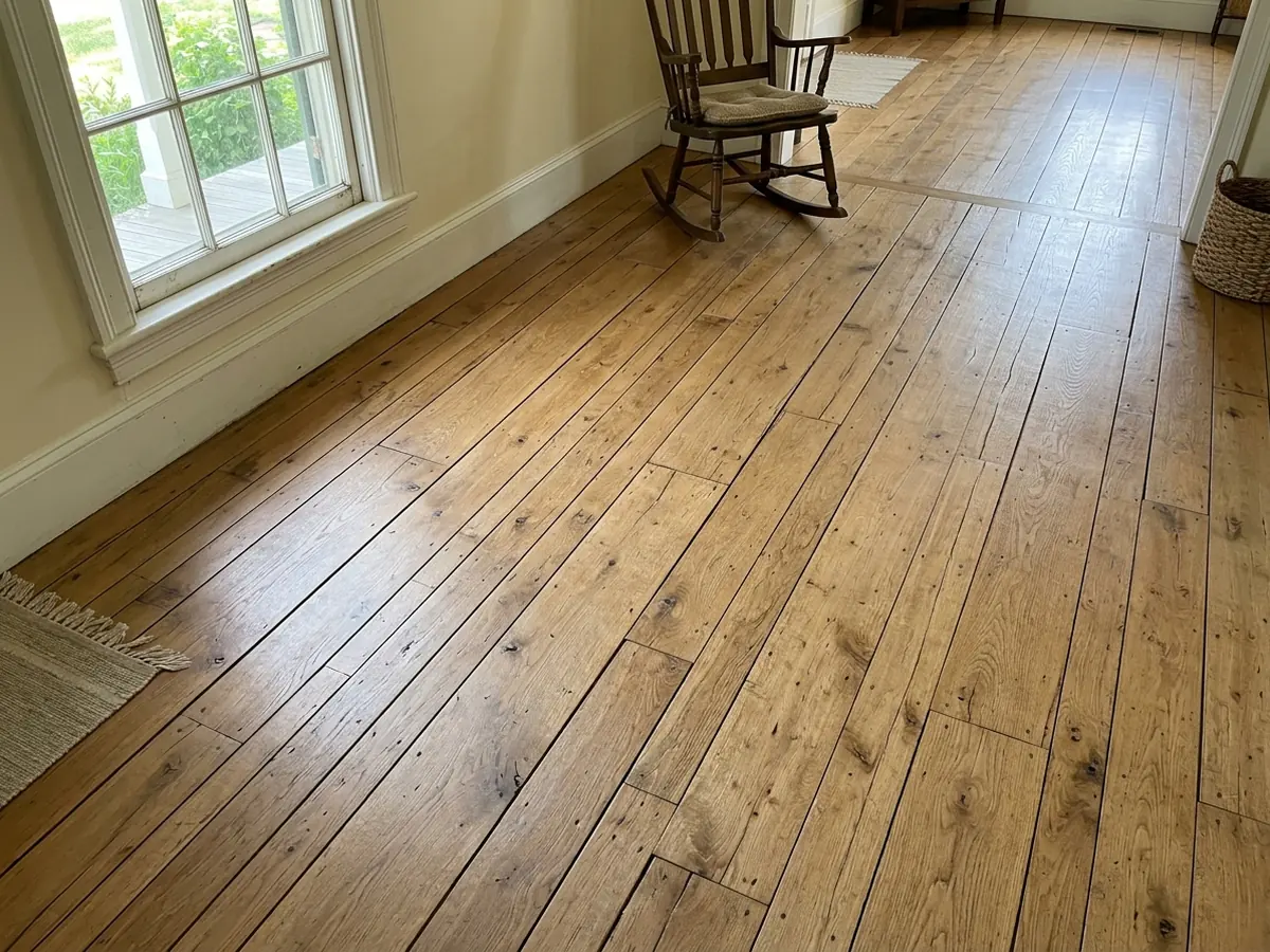 Oak floor laid in repeating rows of three different board widths with long staggered end joints